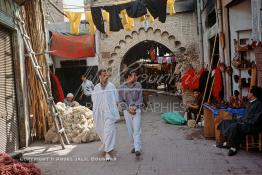 Image du Maroc Professionnelle de  Le Souk des Teinturiers, appelé souk Sebbaghine, l'un des plus pittoresque de Marrakech situé dans la Médina, non loin de la source Mouassine, des ateliers où l'on pratique la teinture traditionnelle où des écheveaux de laines sèchent au soleil suspendu en l’air ou le long des murs, Mercredi 21 Août 1997. (Photo / Abdeljalil Bounhar) 